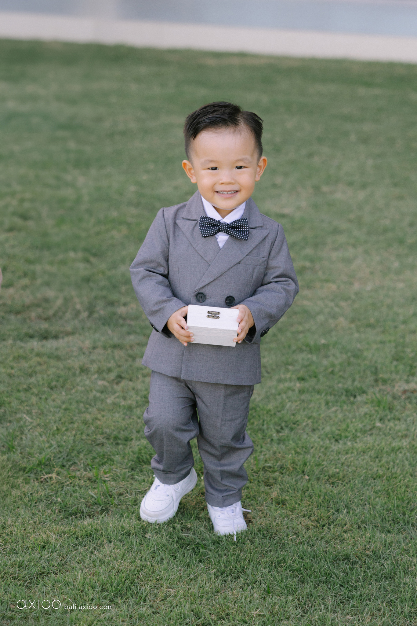 Axioo: Little Scene Stealers